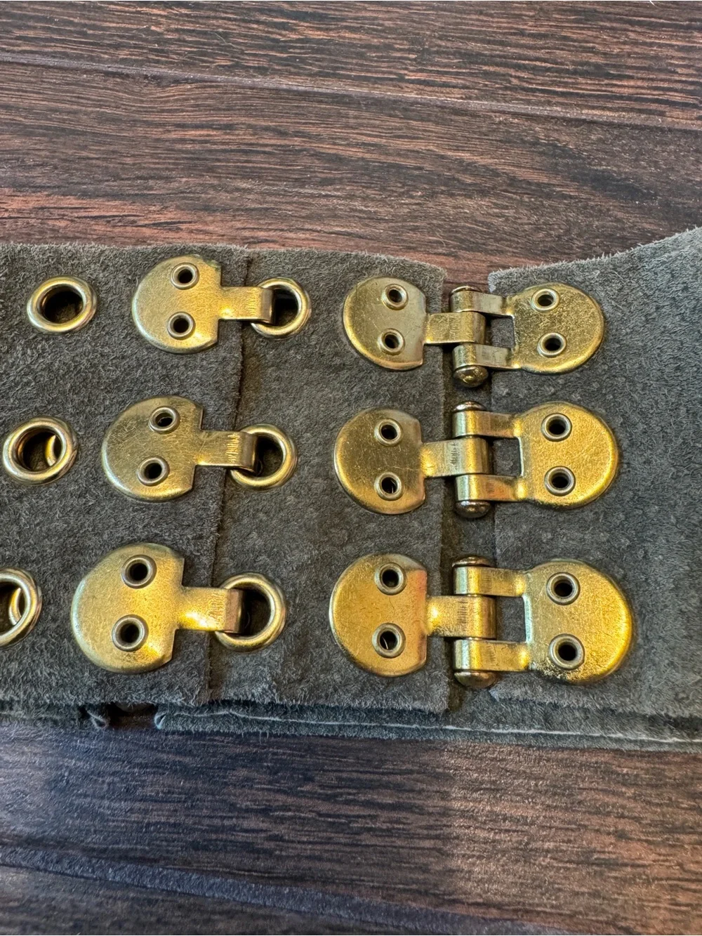 Suzanne Somers Olive Green Suede Wide Waist Belt Gold Hardware Adjustable M/L